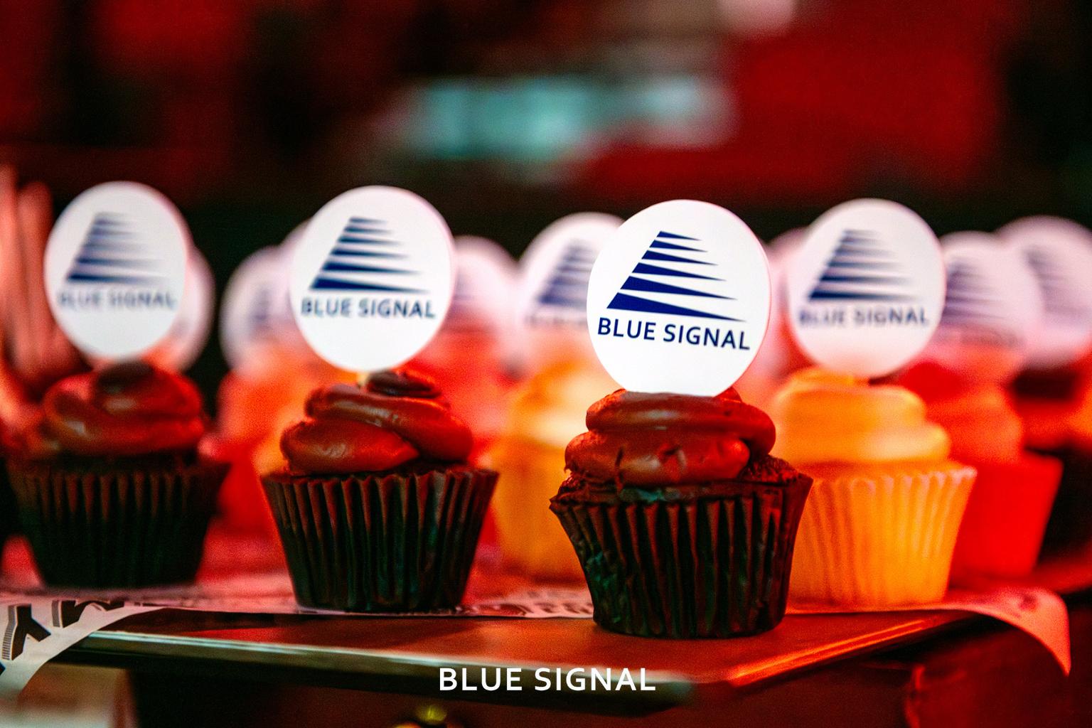 Cupcakes with the Blue Signal Search logo at the Phoenix Titan 100 event